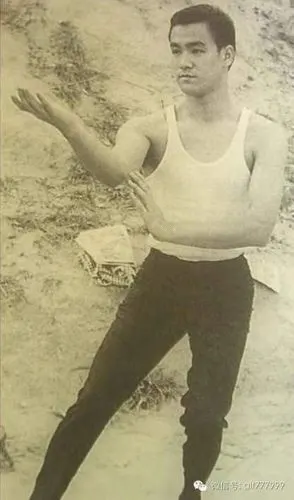 李小龙1岁—32岁的对比,神一样的一生