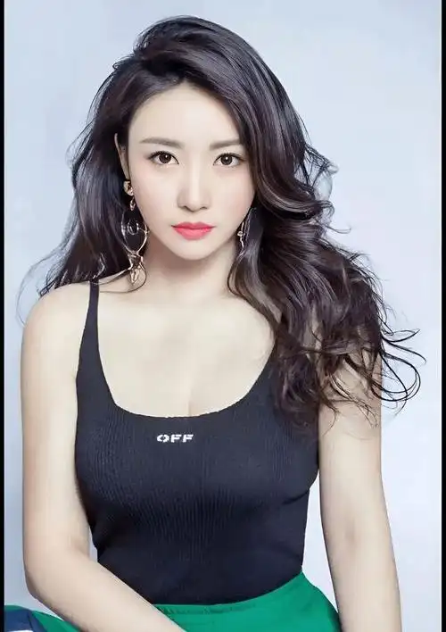 43岁柳岩曝光最新照片事业线不再如何网友热议