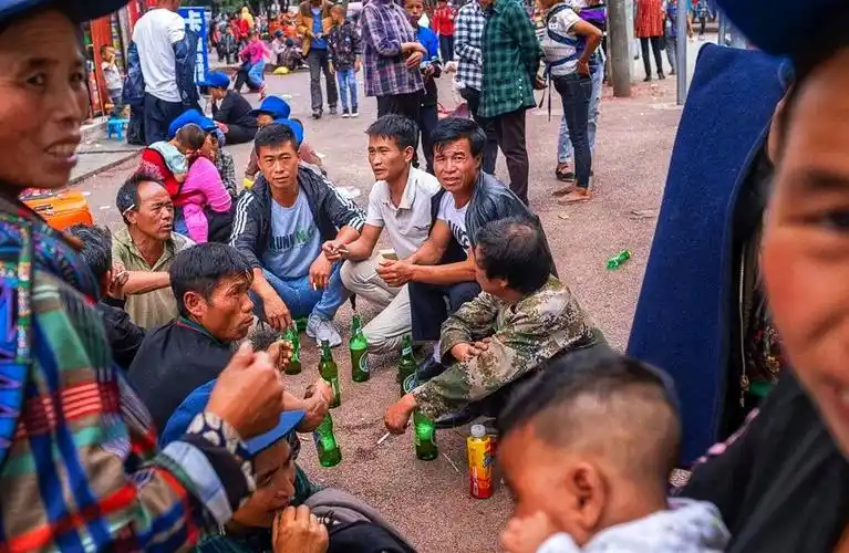 大凉山布拖县,街头喝酒的人们