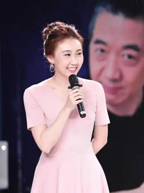 回顾水亦诗14岁父母离异25岁进央视工作如今将继母杨迪当闺蜜