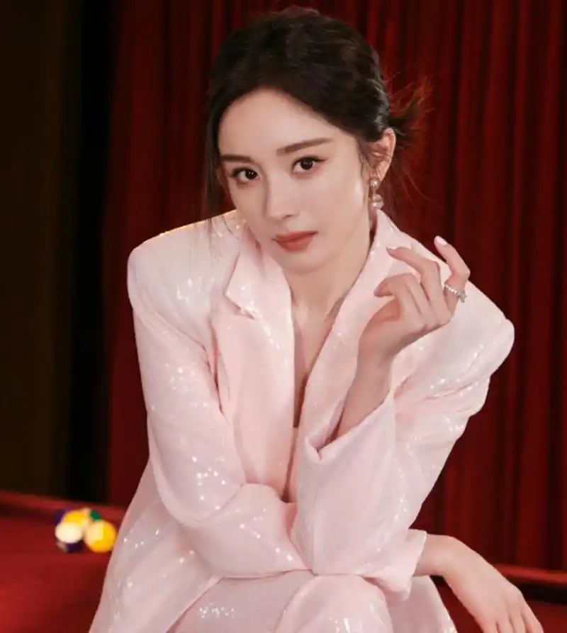 杨幂这台球造型一出,全网都在说幂姐你好美呀 #杨幂粉色亮片西装