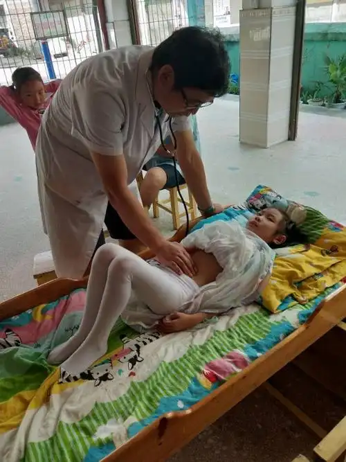 绥宁县第二人民医院为我园幼儿进行了"幼儿园儿童免费体检"活动.