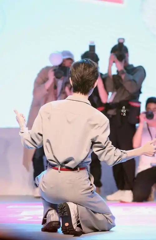 四张肖战背影中混入一张王一博,猜出来的不是因为发型,而是因为配饰