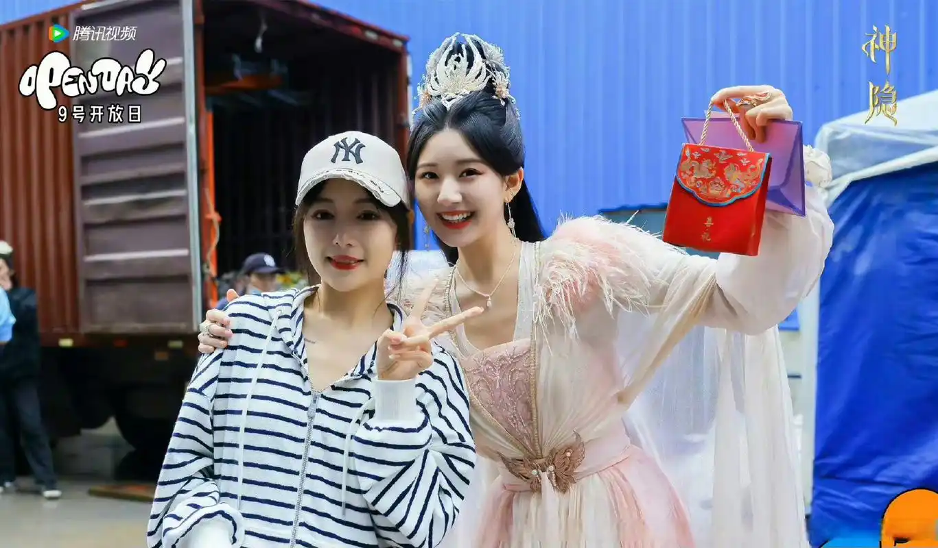 赵露思和粉丝同框合照 两位小美女