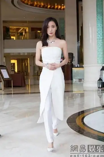 王珞丹着抹胸开叉长裙出席活动 仙范十足