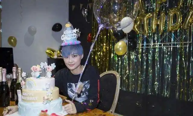 李宇春庆生蓝发帅气十足戴生日礼帽比v卖萌又甜又可爱