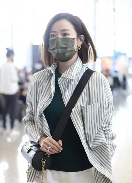 街拍佘诗曼的穿搭散发着时尚精致的风格,这让我们想到了年少时的纯真