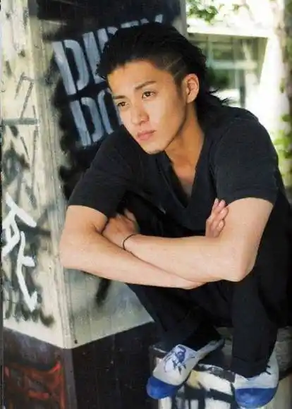 也许00后并不认识小栗旬,但他却是许多90后心中的男神,他饰演的花泽类