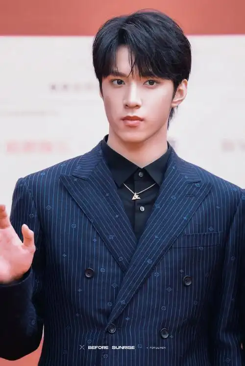 刘耀文北影节蓝色条纹西装造型##北京国际电影节开幕红毯