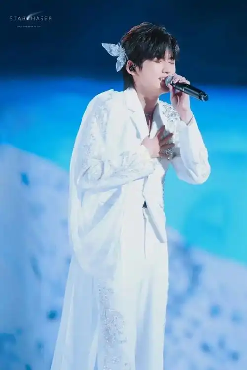 而宋雨琦也在早前穿过印有蝴蝶纹样的透视针织衫,与其绽放鲜花的绿色