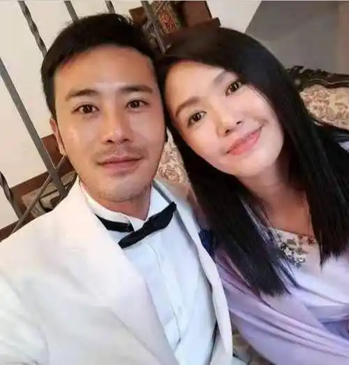 36岁谭维维与老公合体约会在老公面前宛若小女人