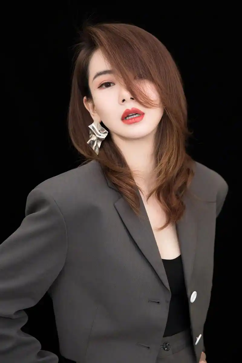 你的霸道总裁戚薇已上线,穿西装超帅的女艺人