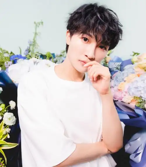 央视夏日歌会,周深震撼全场,与李健即兴清唱,婉转戏腔征服全网