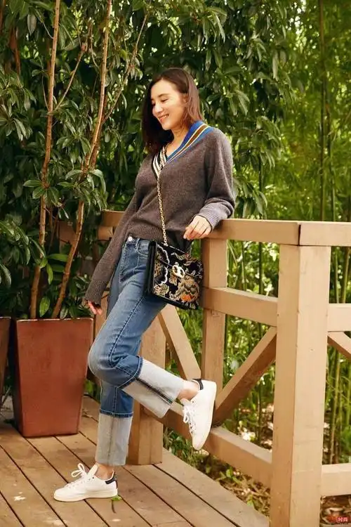 宋佳气质真不错穿针织套装背3万4包包休闲大气尽显青春活力