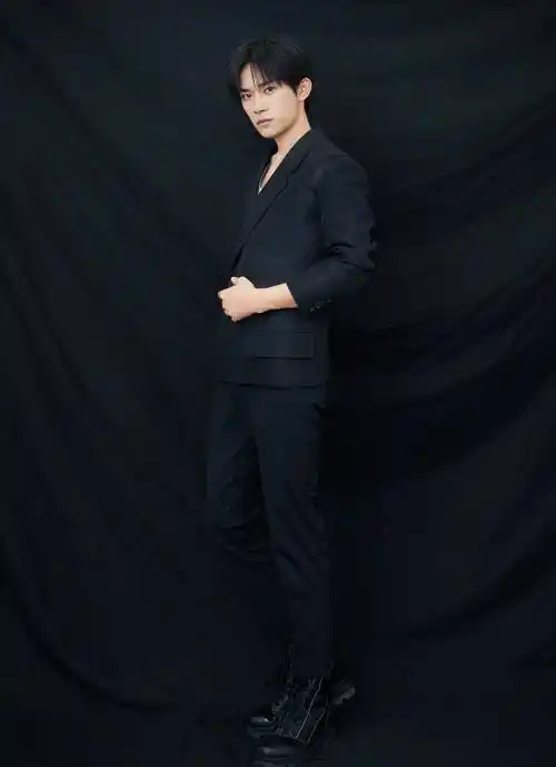 易烊千玺尝试霸总风穿搭,一身禁欲系黑色西装,气场强大令人惊艳_衬衫