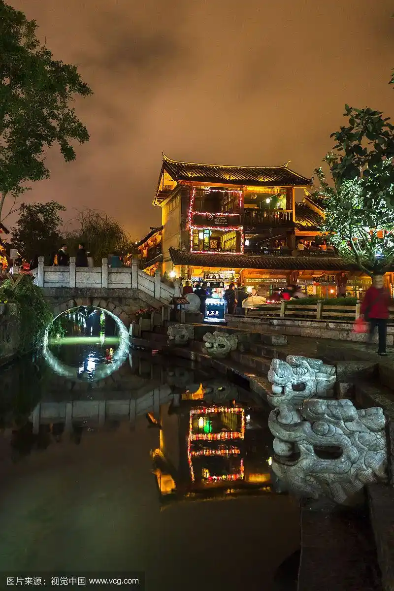 丽江大研古城四方街夜景