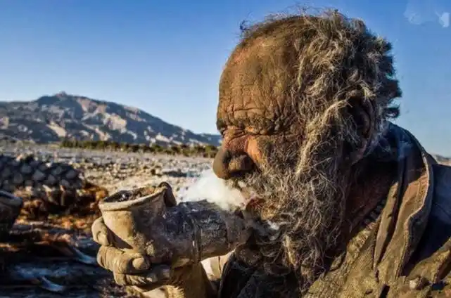 世界上最脏的人,六十年不洗澡打破世界纪录,变干净了会生病!
