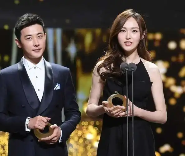 回顾唐嫣女儿出生都是罗晋照料丈夫弯腰提裙嫁给了爱情