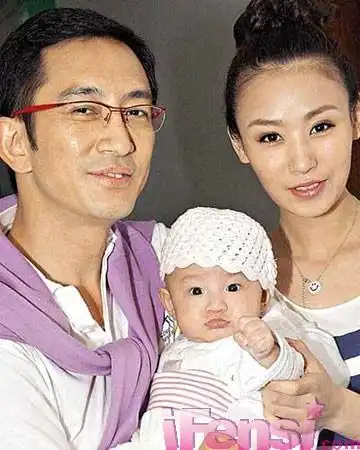 07年吴启华再婚,与年龄相差21年的内地演员石洋子在港注册成为夫妇