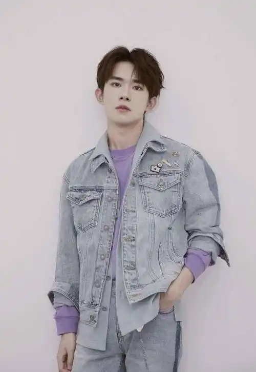 纪念日,看到他们三人的照片,只想感慨变化太大了_黑色_王俊凯_衬衣