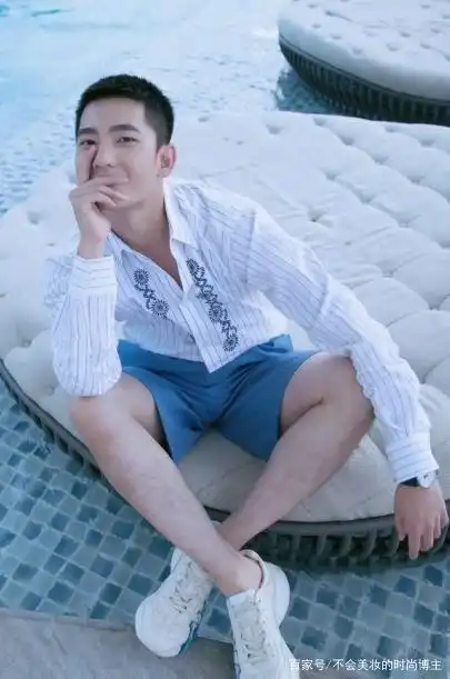 杨洋满足了腹肌控,手控,颜控,一身白衬衫穿出了超模感简约帅气