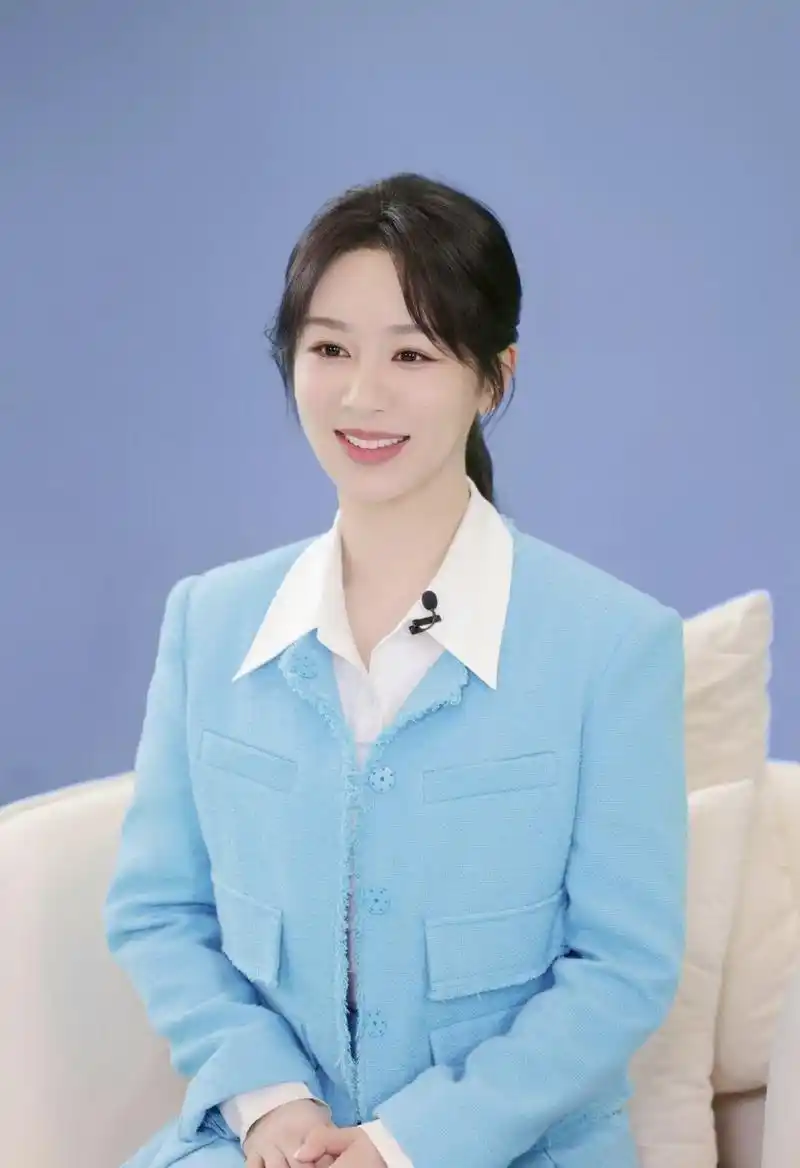 杨紫的影视资产还在父亲手里,新经纪人只掌管时尚资产,但父亲的商业