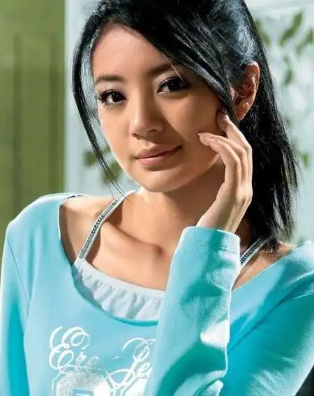 在2017年3月15日,安以轩和百亿身家ceo陈荣炼私密交往近2年,并在微博