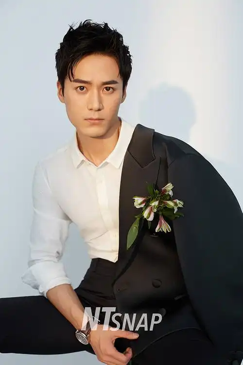 照片中,茅子俊身穿条纹针织外套优雅有型,举手投足之间暖男魅力肆意