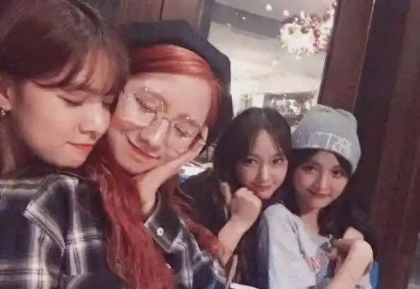 孟美岐宋妍霏晒出游照,连文案都是"闺蜜同款",粉丝齐呼吃醋了_时候