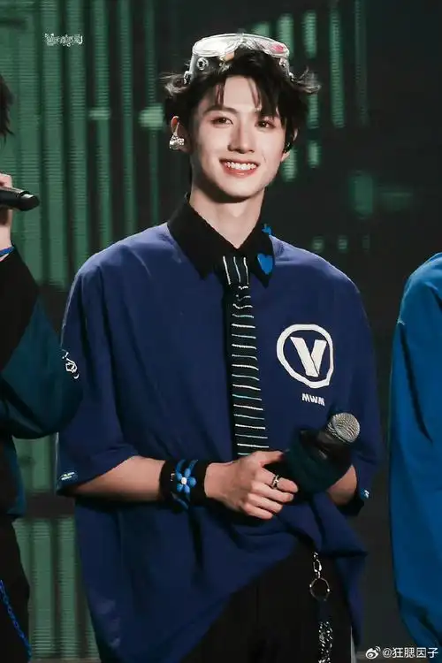 朱志鑫护目镜造型