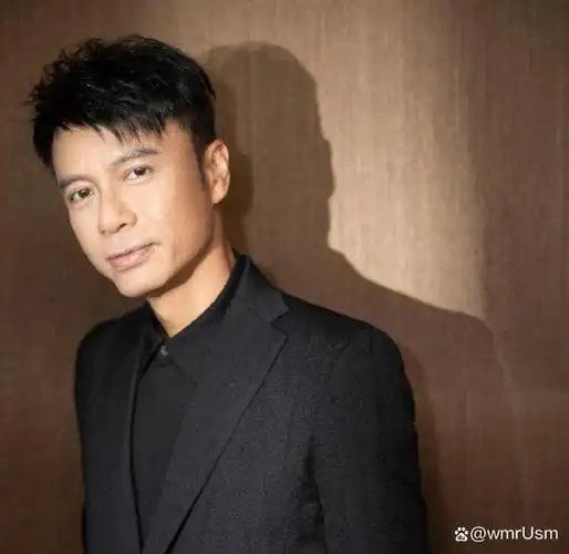 54岁的歌手李克勤在一次应酬中被客户灌酒了,面对记者的询问,他无奈地