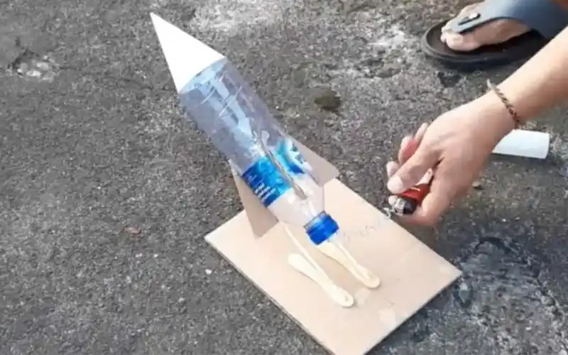 教你做一个能起飞的火箭,制作很简单,非常好玩,赶紧做一个吧