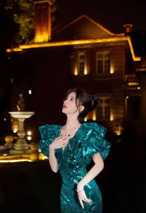 鞠婧祎白玉兰见面会生图曝光,时尚连衣裙,肩上的布带是点睛之笔_感觉