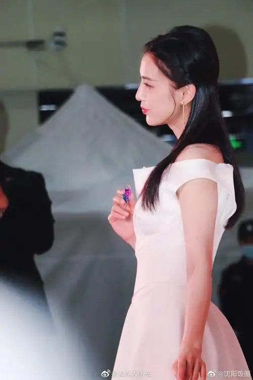 黄圣依今日在欧亚卖场出席品牌活动