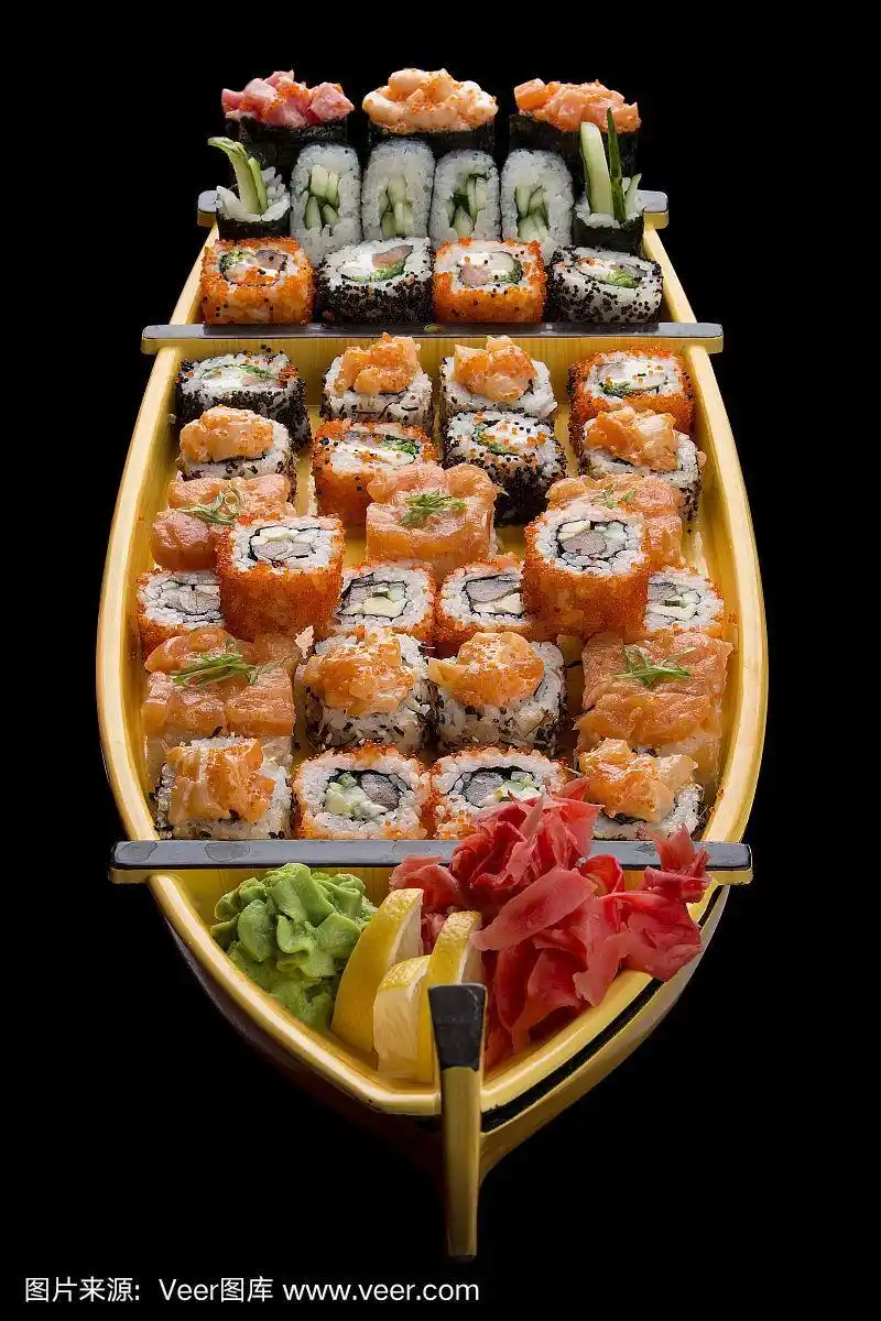 寿司被放在一艘木船上,以黑色为背景