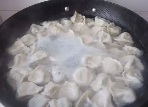 煮饺子的步骤大多数人都做错了,这样煮饺子才不破皮更有味