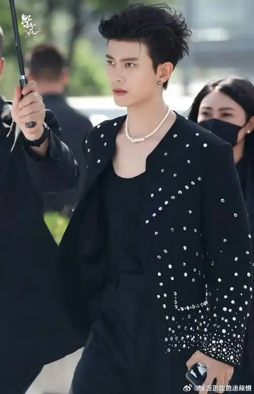 任嘉伦今日路透图 大背头的造型有一种野性的帅啊