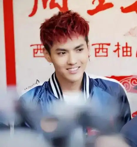 吴亦凡胜诉心情大好!栗子头回归,还是俊朗少年