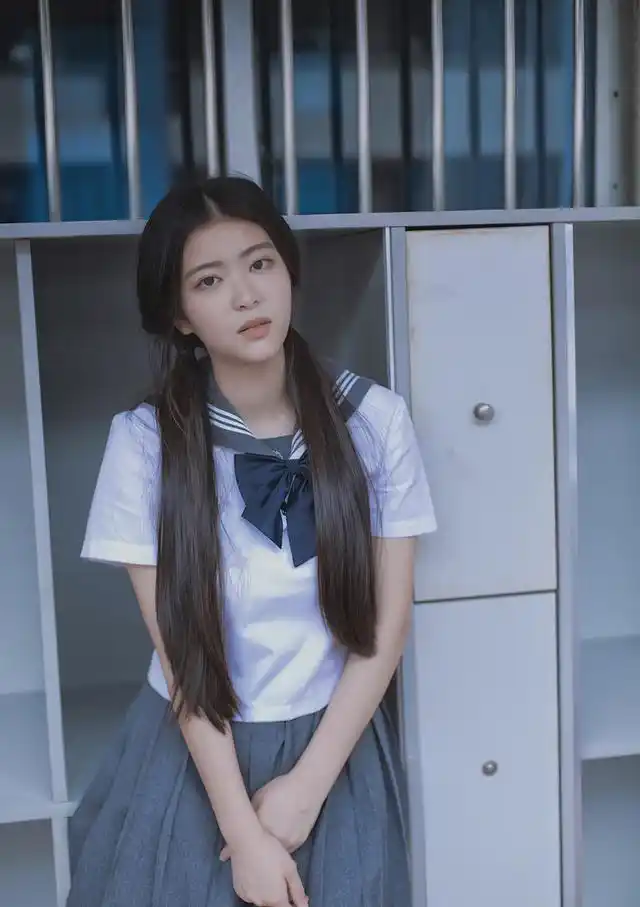 身穿校服的清纯校花,你有这样的美女同桌吗?