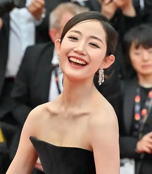戛纳这一夜,躲过了佟丽娅,避开了关晓彤,却被一个无名网红惊艳