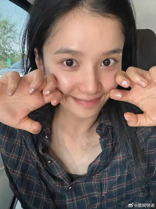 张婧仪素颜照    她是内娱素颜照最多的女明星吧,这姐真不把我们当
