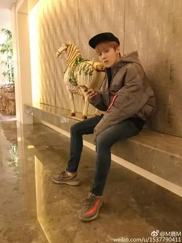 黄子韬上脚天价红椰子,宋茜,鹿晗频穿狠货!