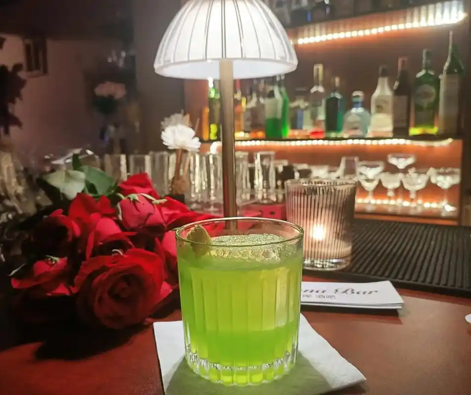 在#岸酒吧 一个人喝酒也浪漫 呼啸的陪伴也心 - 抖音