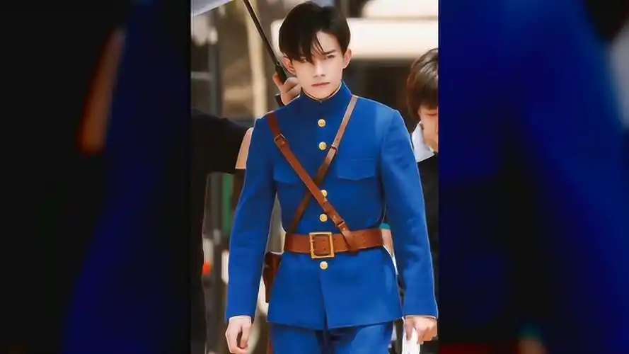 热血同行:易烊千玺军装,戎装加身,身姿挺拔,奋勇杀敌,帅气满分