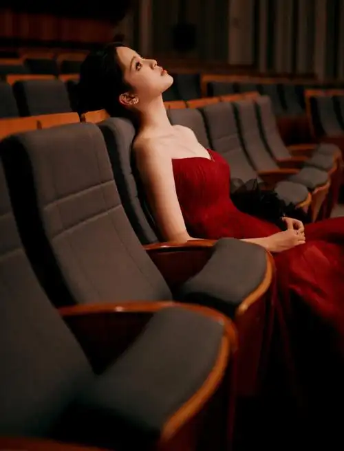 超美!欧阳娜娜穿礼服演奏大提琴优雅迷人