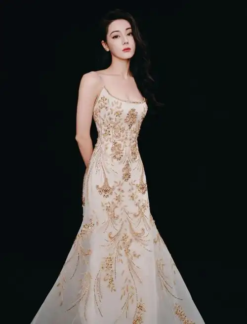 迪丽热巴碎钻裙精致靓丽好优雅 身姿婀娜美如油画