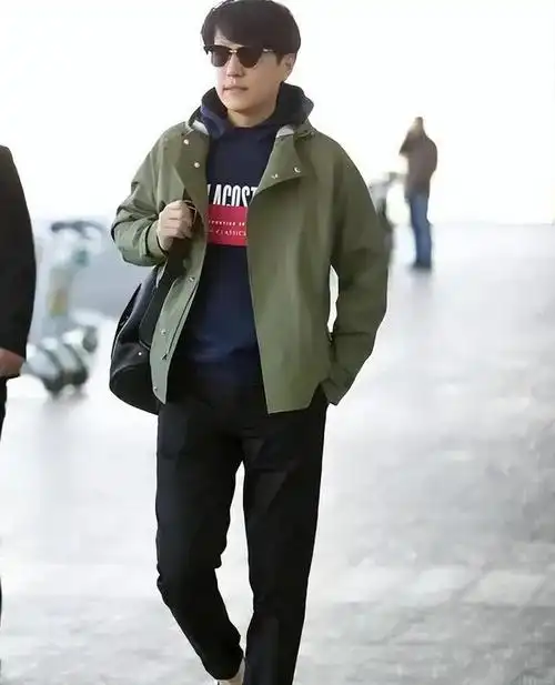 演员靳东参加两会引全网热议,身份显赫备受瞩目!