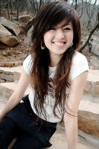 镜头下那一个笑得多么开心的可爱长发女子