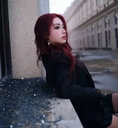 喻言低胸小黑裙配手套丝袜 一头红发御姐风拿捏