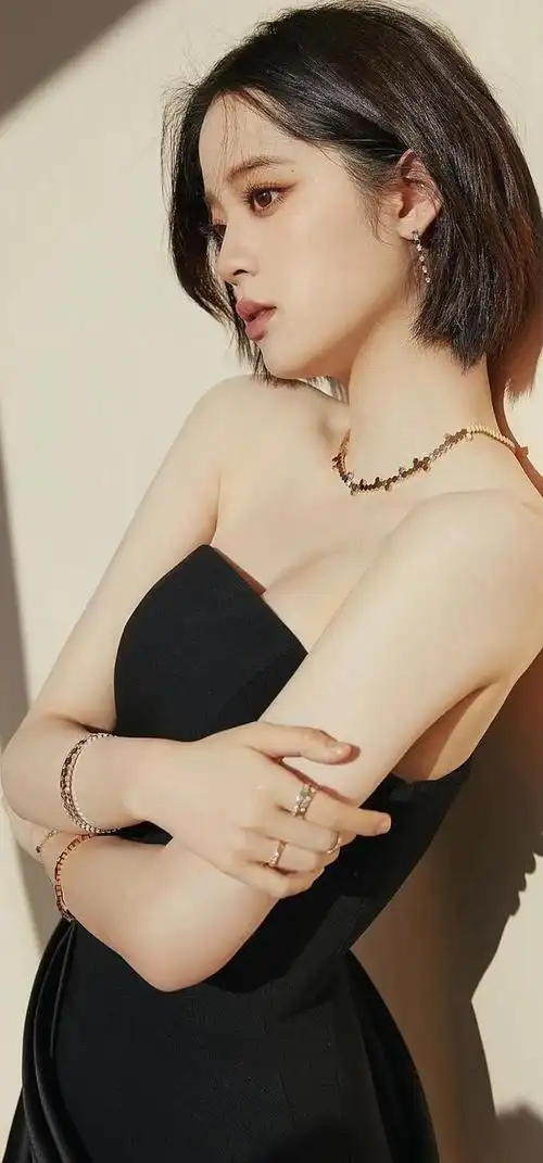 性感尤物欧阳娜娜黑色写真曝光事业线抢镜眼神性感撩人